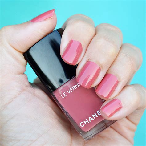 chanel rose confidentiel nail polish.